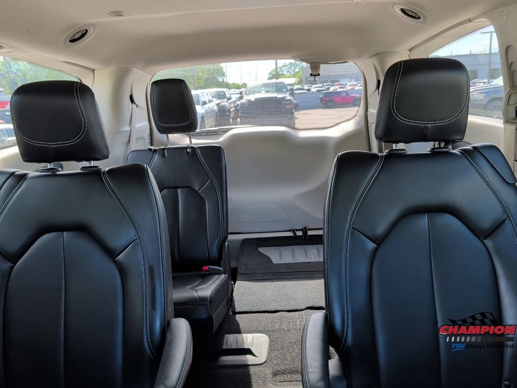 Used 2024 Chrysler Pacifica Touring-L FWD image 21