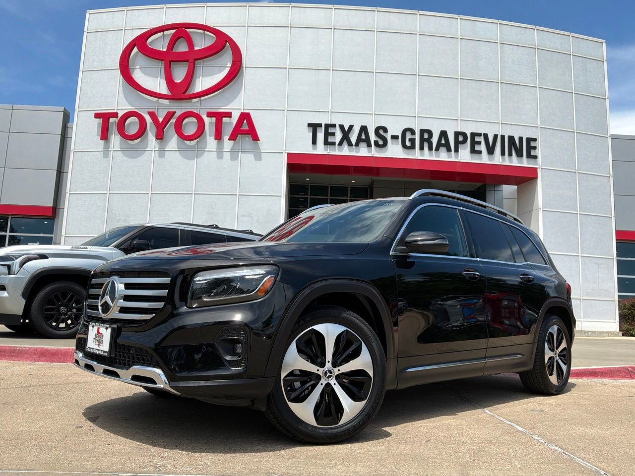 Used 2025 Mercedes-Benz GLB 250 4MATIC image 2
