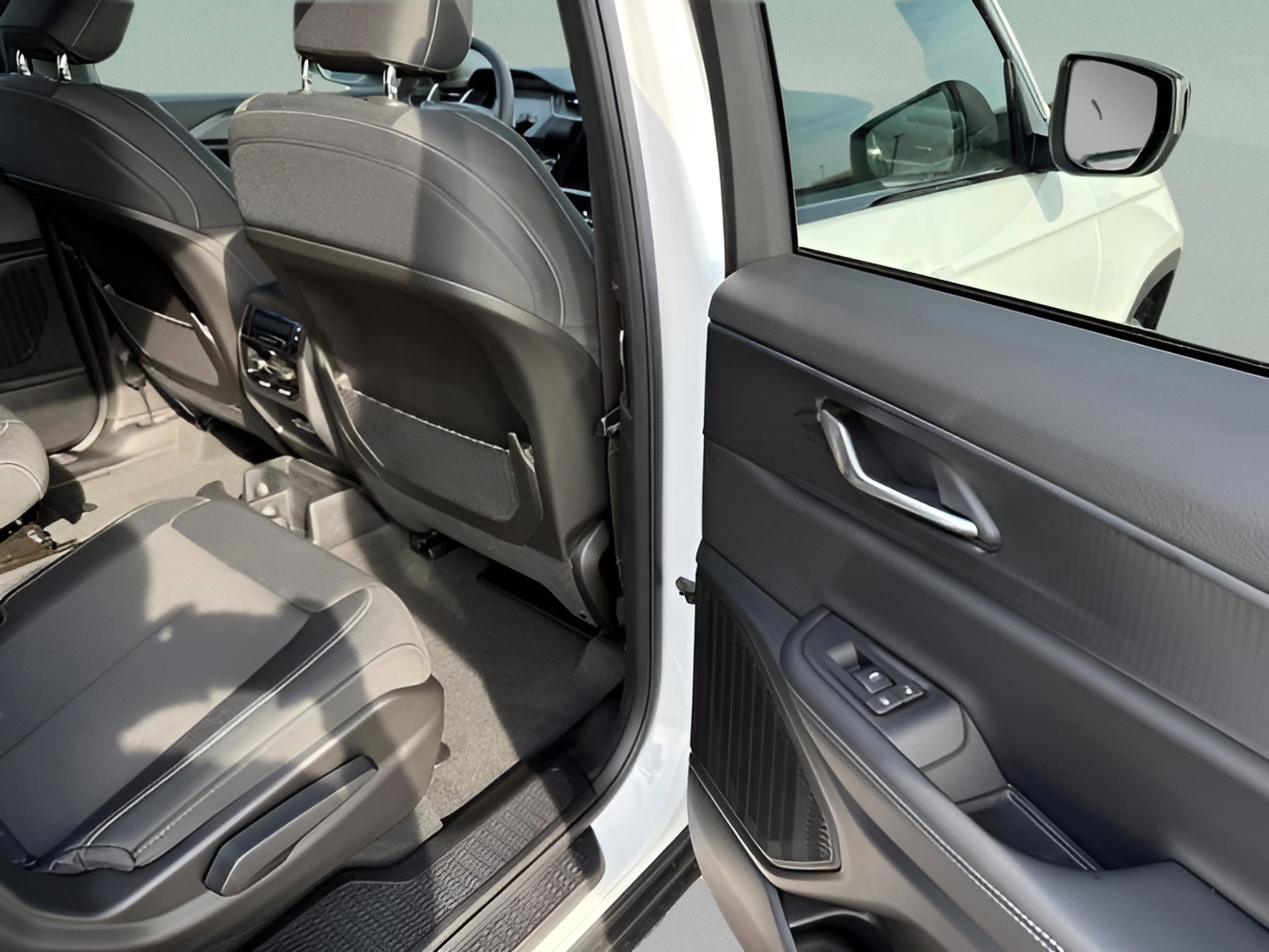 New 2025 Jeep Grand Cherokee L Laredo image 9