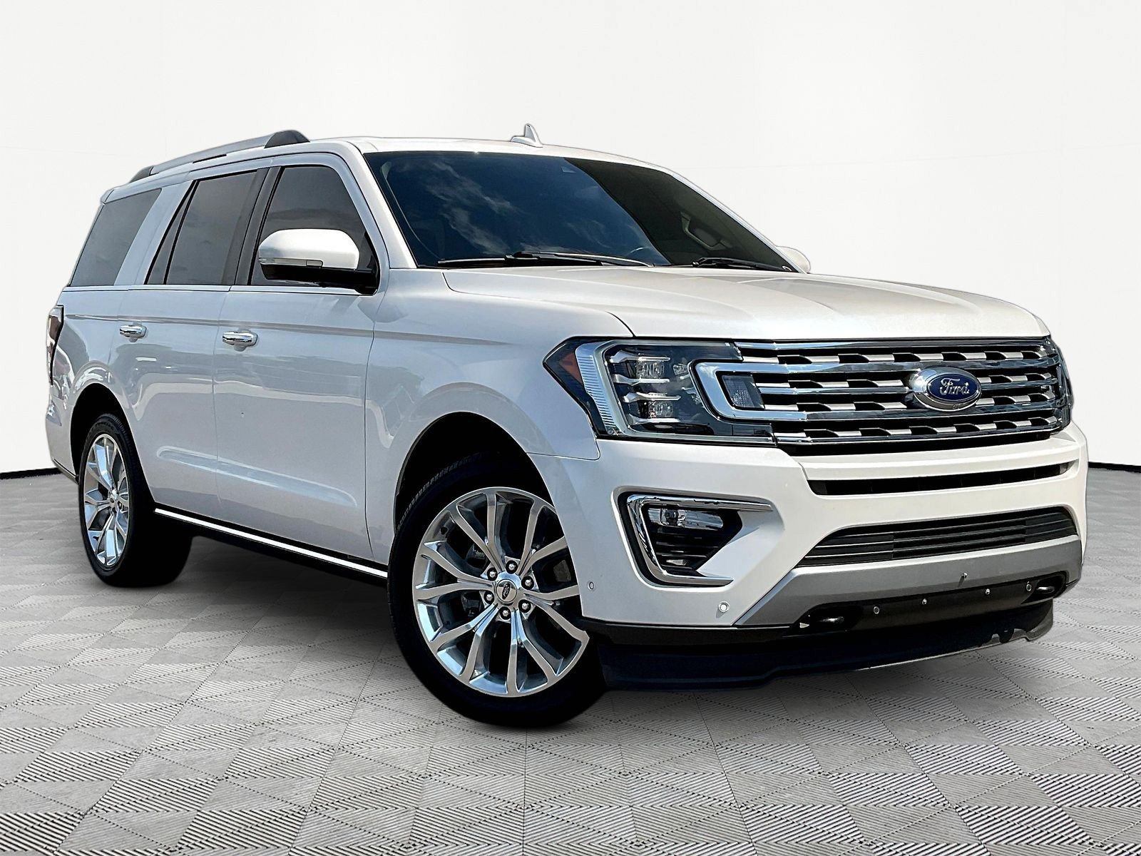 Used 2019 Ford Expedition Limited w/ Equipment Group 302A AWD/4WD image 3