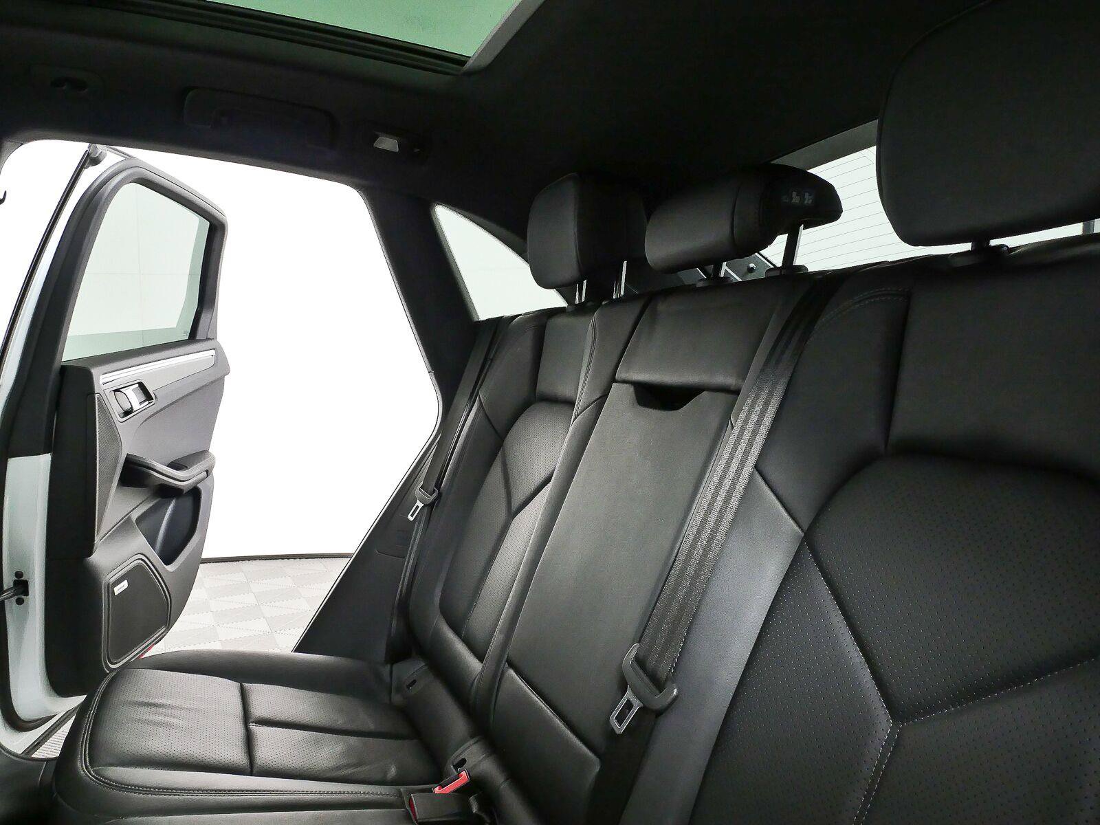 Certified 2025 Porsche Macan Turbo AWD/4WD image 23