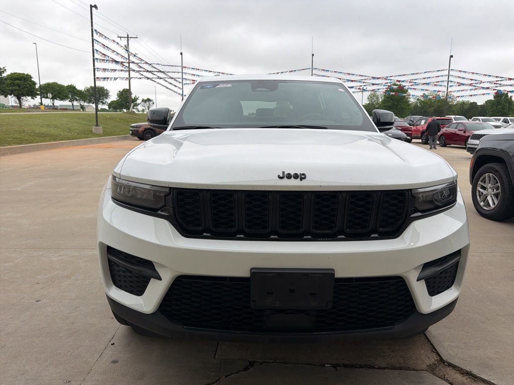 Used 2023 Jeep Grand Cherokee Altitude RWD image 2