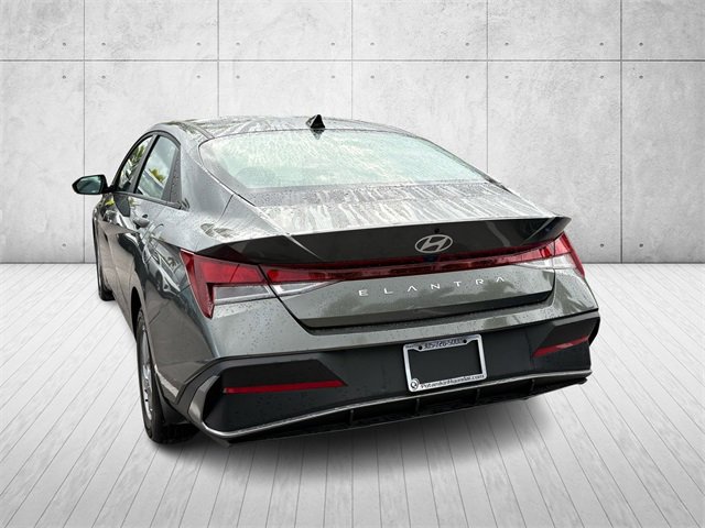 Used 2025 Hyundai Elantra SE image 3