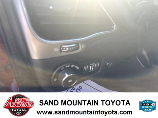 Used 2019 Jeep Cherokee Limited AWD/4WD image 16