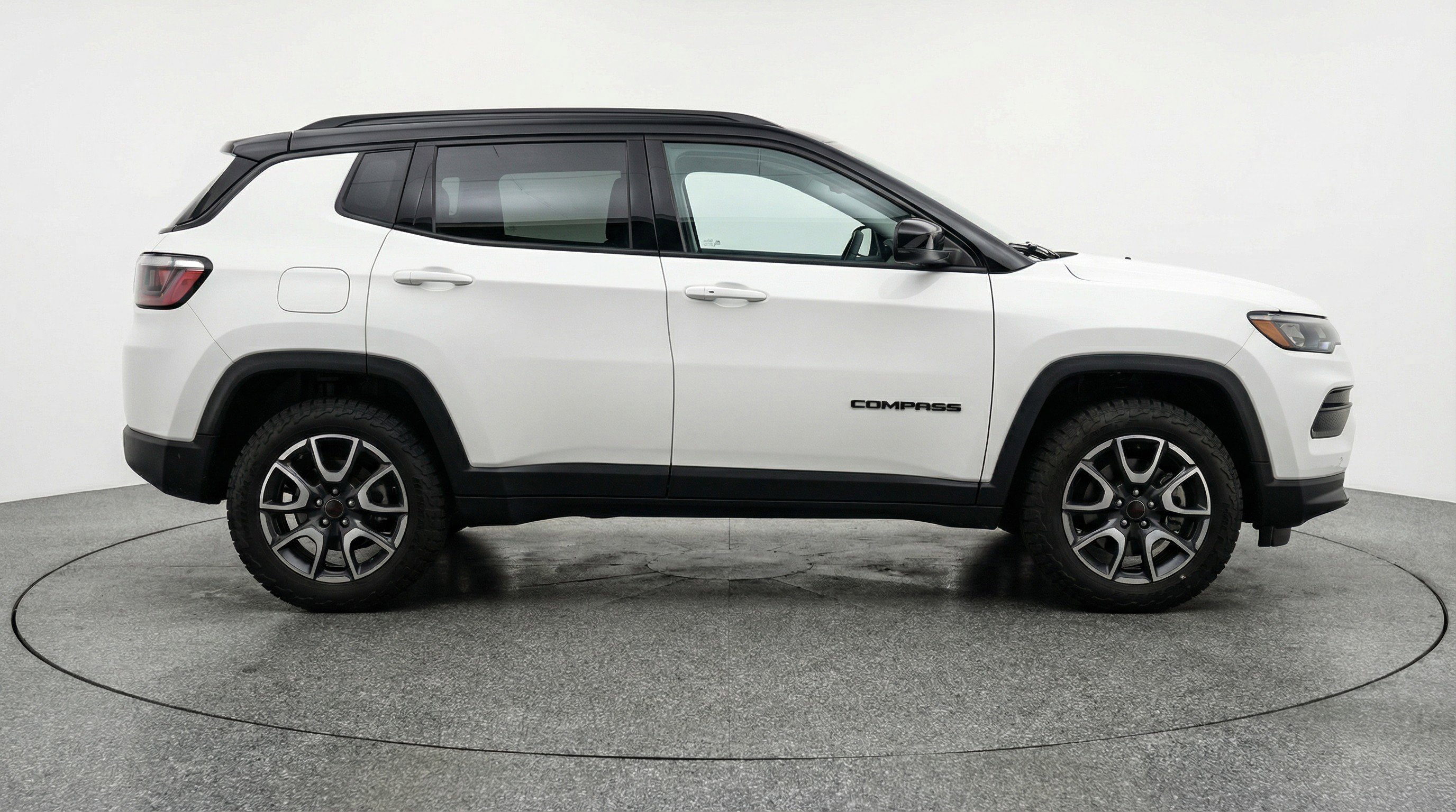 Used 2025 Jeep Compass Trailhawk image 11