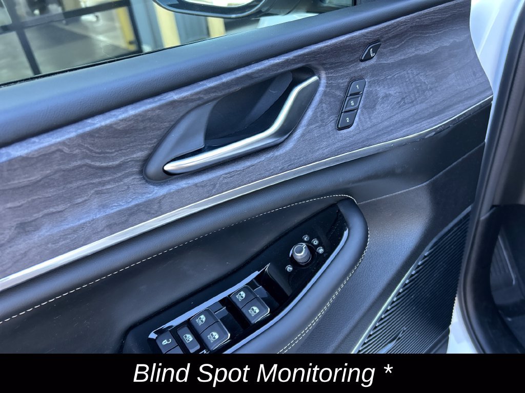 Certified 2023 Jeep Grand Cherokee Overland w/ Luxury Tech Group IV AWD/4WD image 15