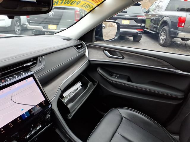 Used 2023 Jeep Grand Cherokee Limited w/ Black Appearance Package AWD/4WD image 24