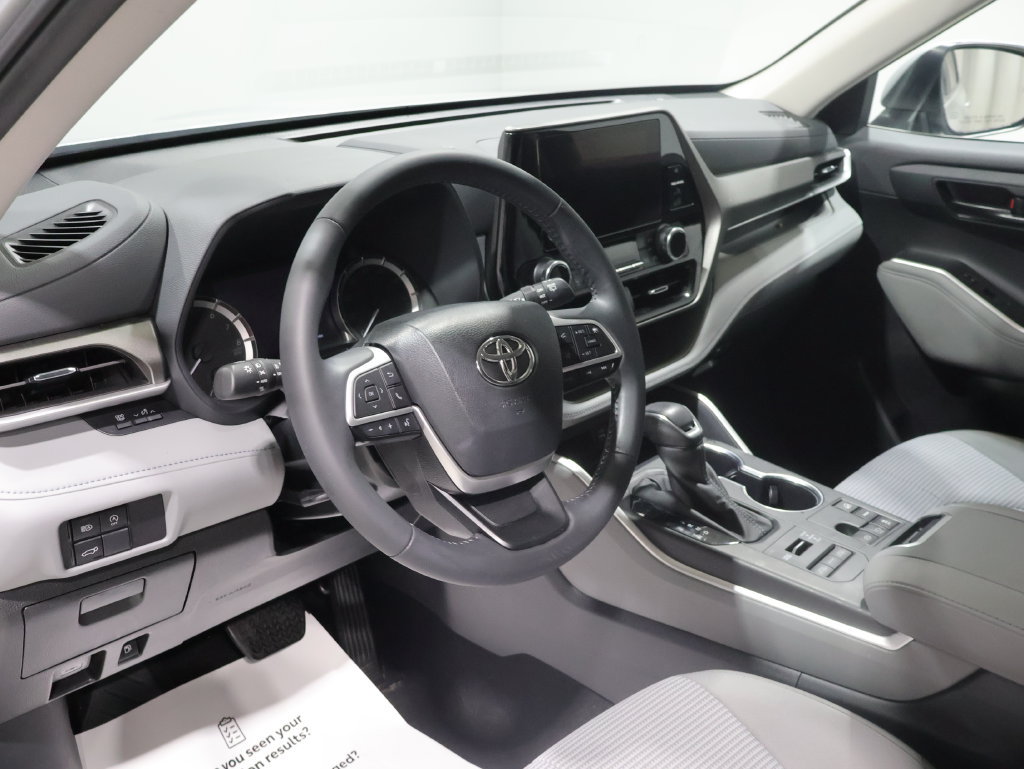 Used 2024 Toyota Highlander LE AWD/4WD image 15
