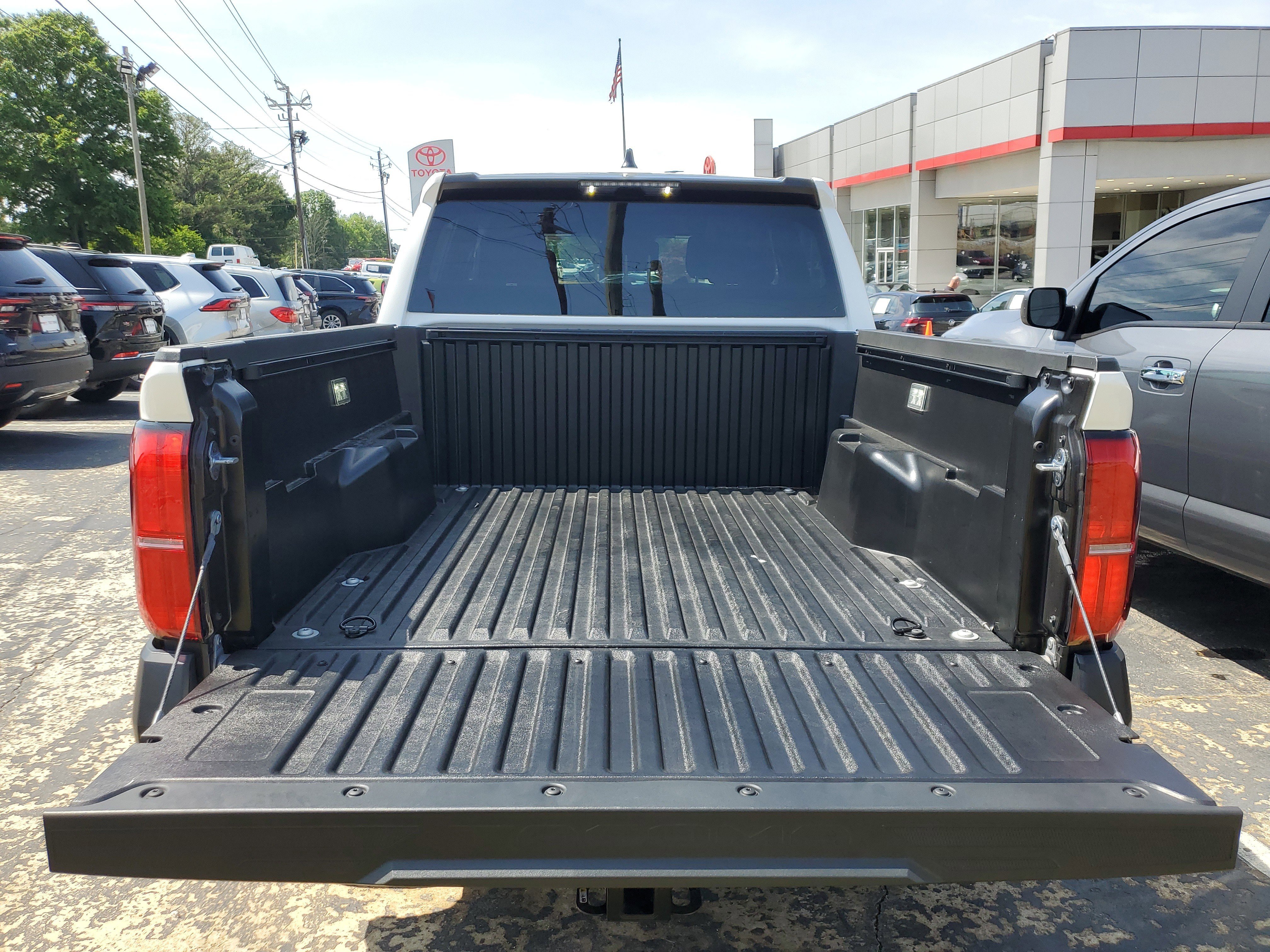 Used 2025 Toyota Tacoma SR w/ SR Upgrade Package AWD/4WD image 8