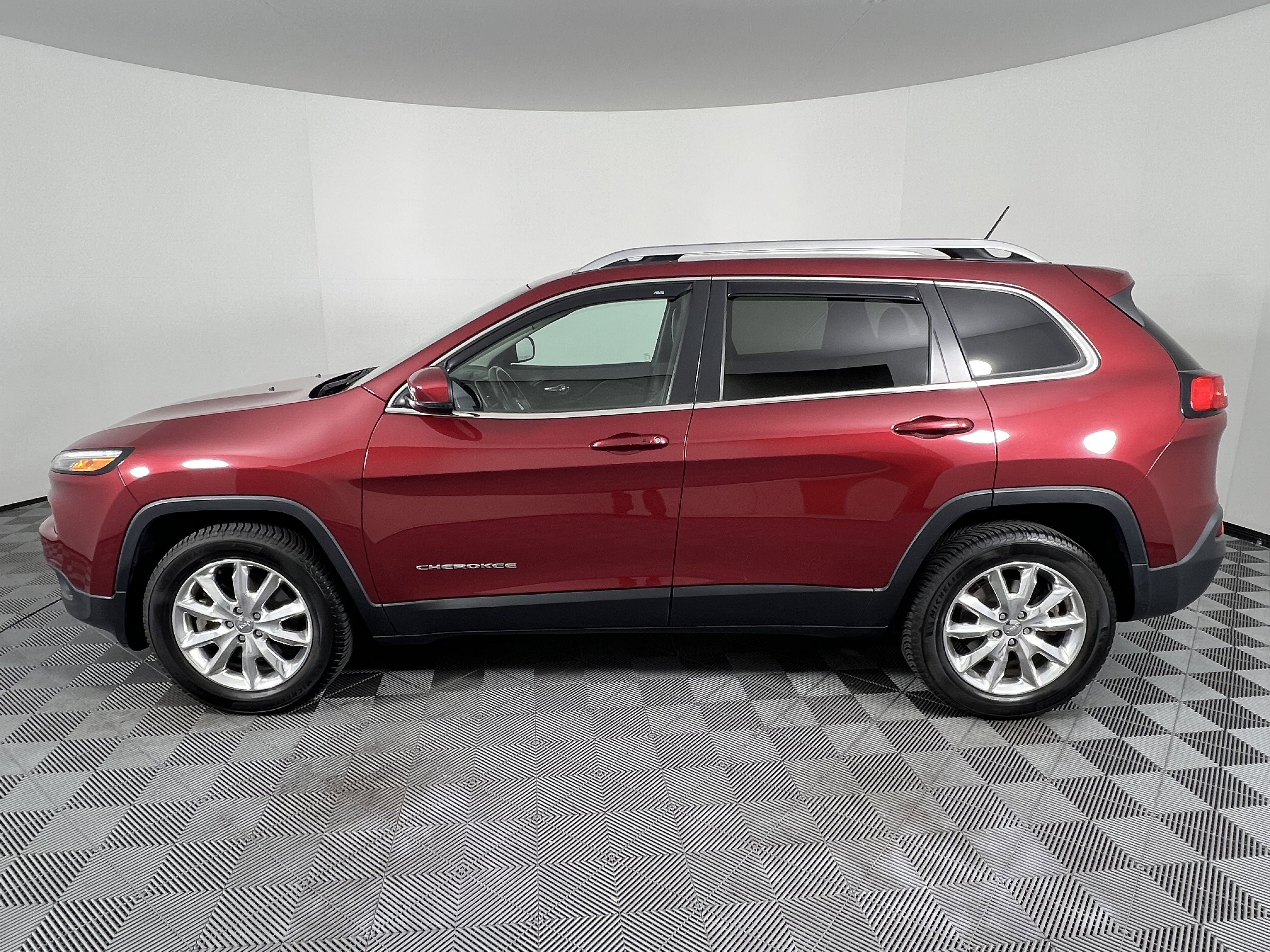 Used 2015 Jeep Cherokee Limited w/ Luxury Group AWD/4WD image 9