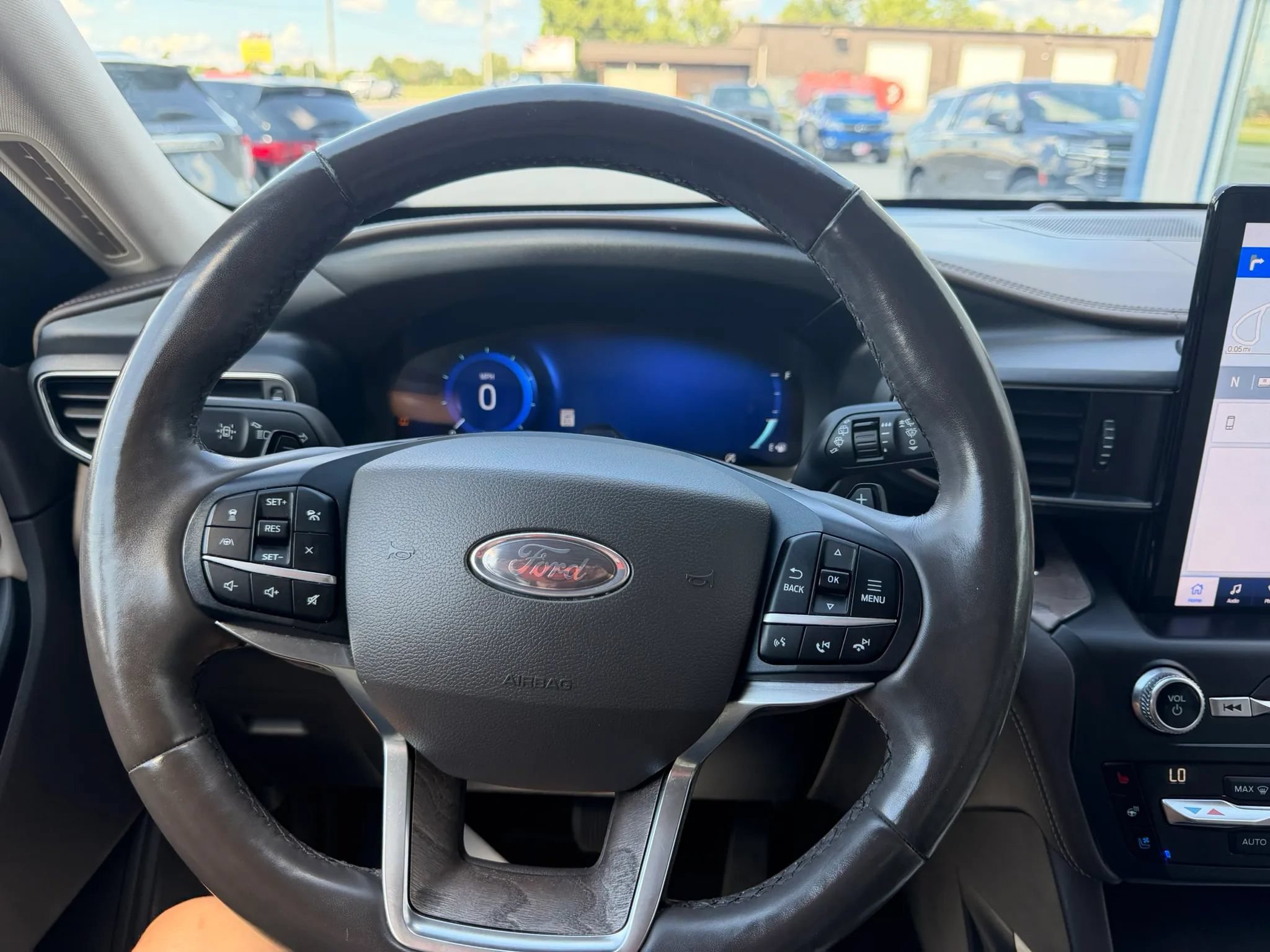 Used 2020 Ford Explorer Platinum w/ Premium Technology Package AWD/4WD image 9