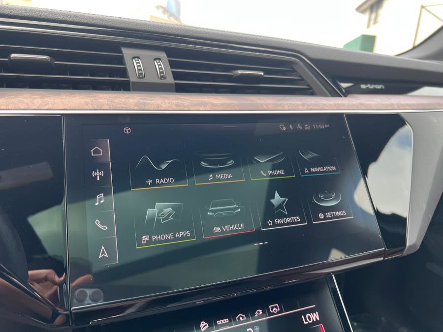 Used 2023 Audi e-tron Premium Plus w/ Premium Plus Package image 24