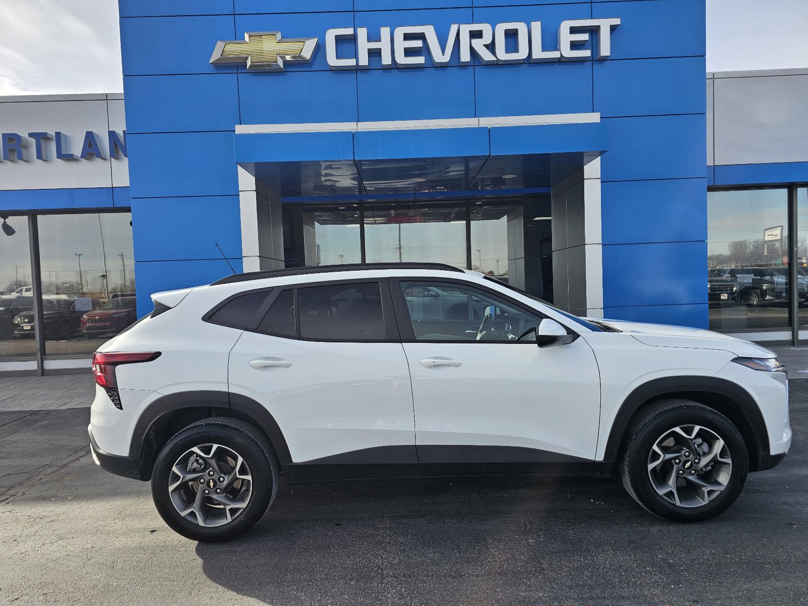 Used 2025 Chevrolet Trax LT w/ LT Convenience Package image 2