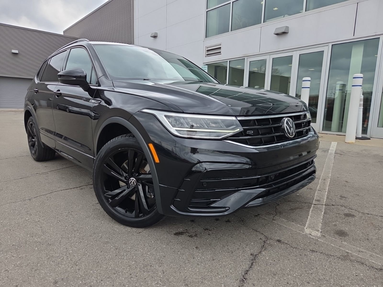 Certified 2023 Volkswagen Tiguan SE R-Line image 5