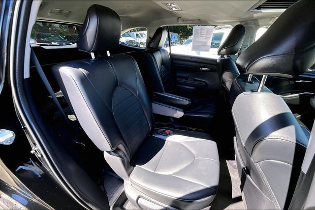Used 2021 Toyota Highlander XLE FWD image 16