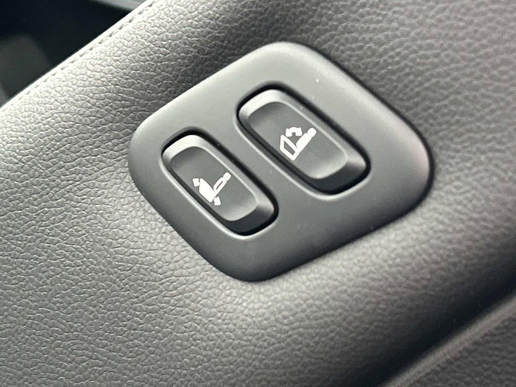 Used 2025 Genesis GV70 3.5T Sport image 25