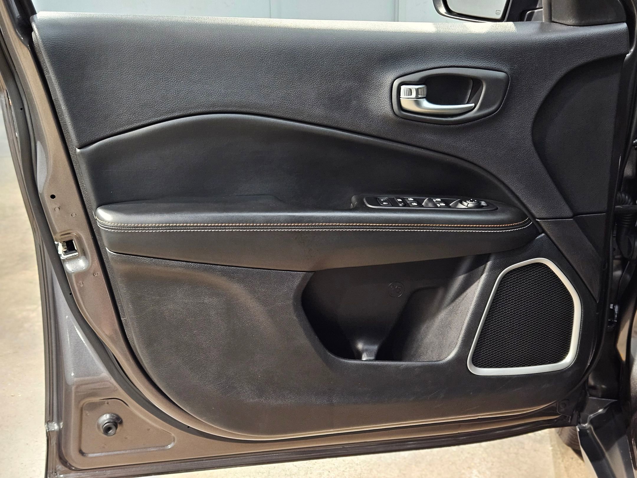 Used 2018 Jeep Compass Sport w/ Tech Group image 19