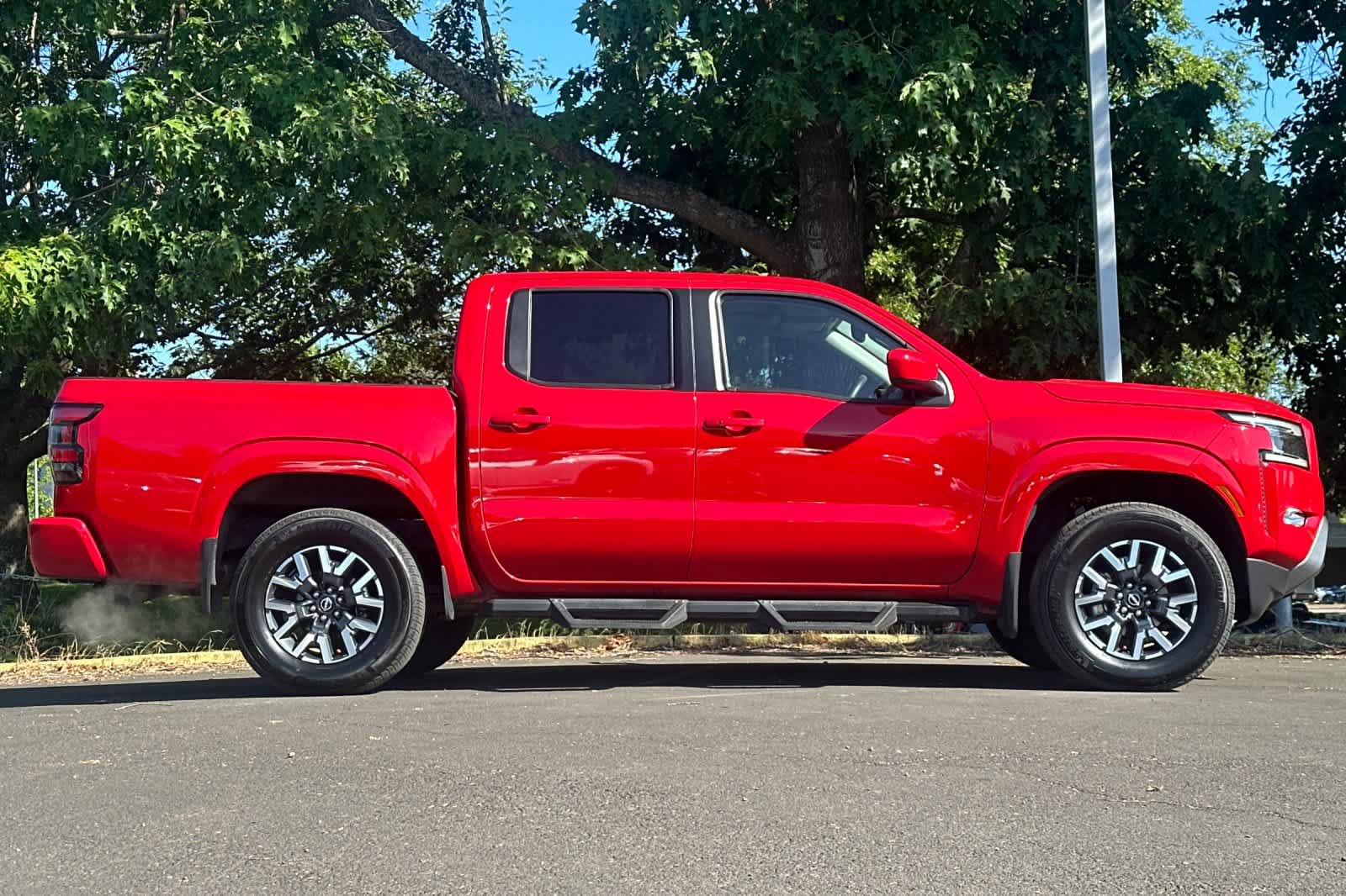 Used 2024 Nissan Frontier SL w/ Technology Package AWD/4WD image 8