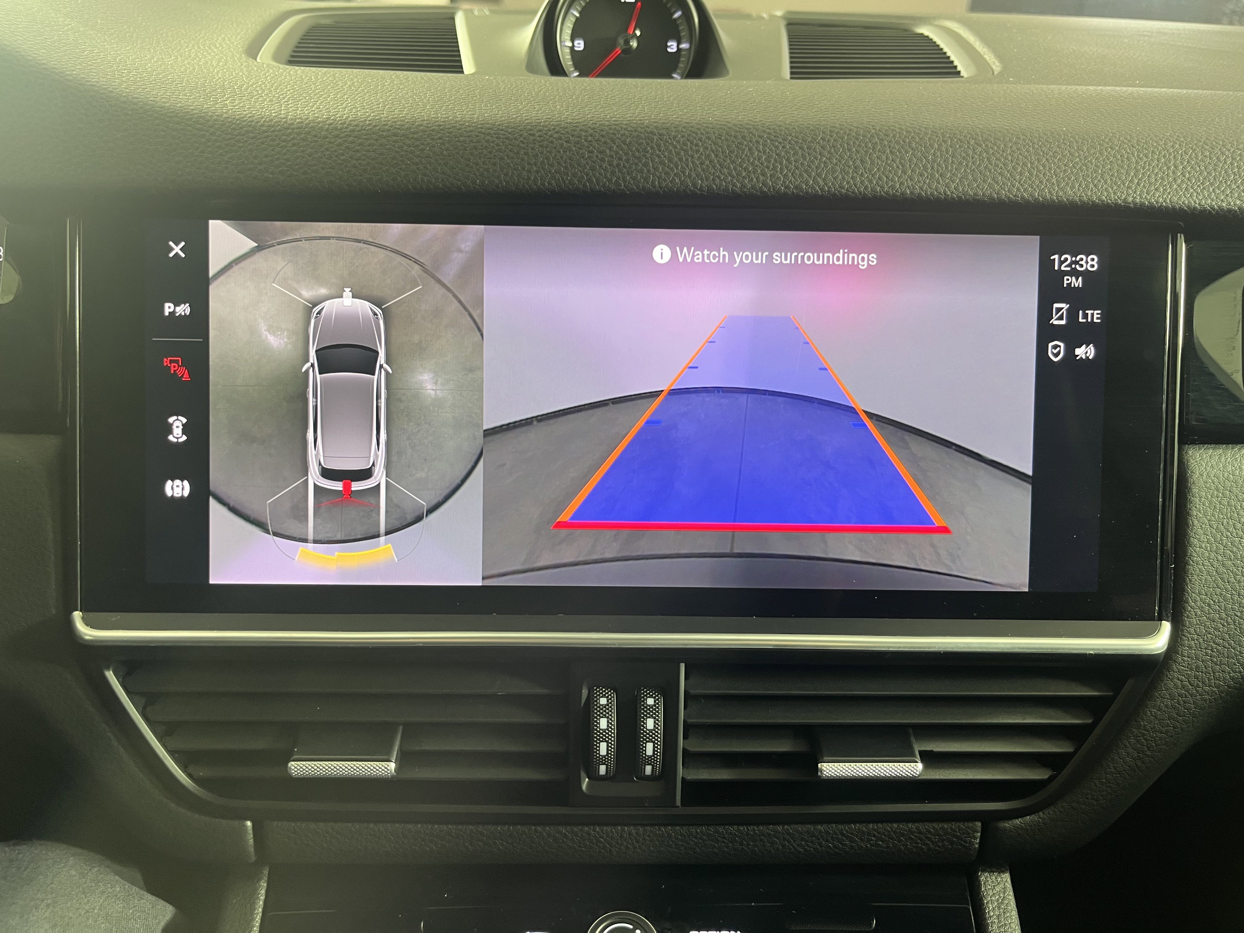 Used 2023 Porsche Cayenne Platinum Edition image 29