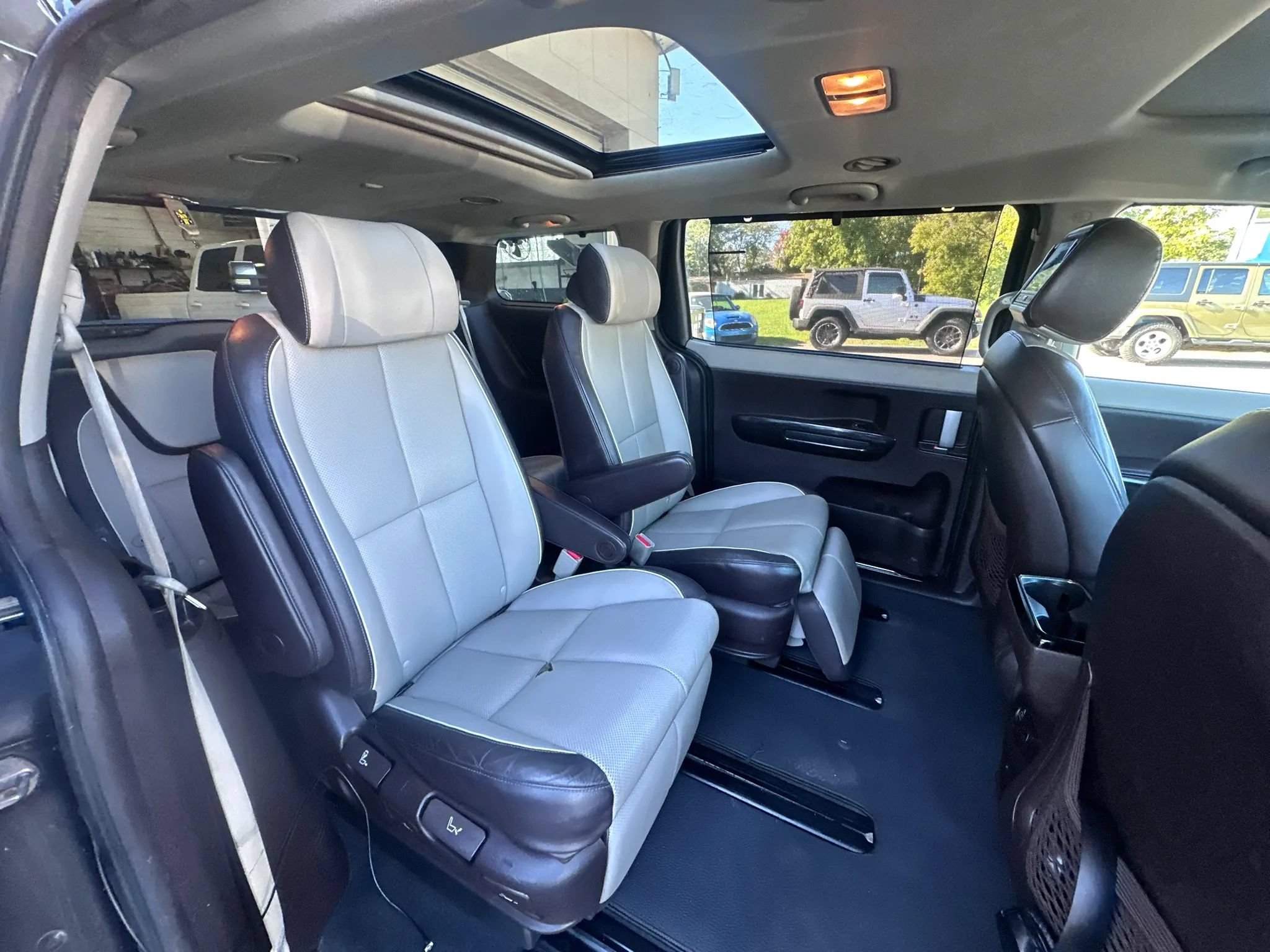 Used 2017 Kia Sedona SX Limited w/ SXL Prestige Package FWD image 26