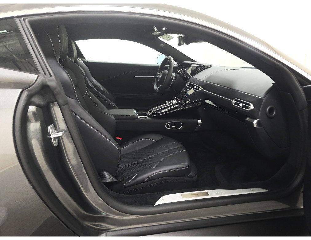 Used 2025 Aston Martin V8 Vantage Coupe RWD image 8