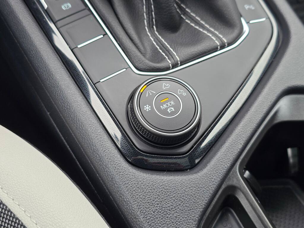 Certified 2025 Volkswagen Taos SE AWD/4WD image 26