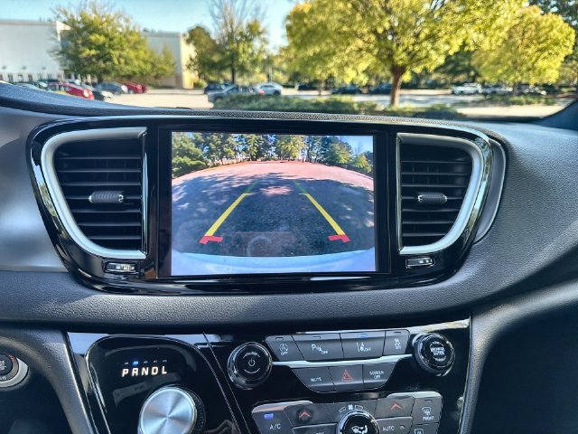Used 2025 Chrysler Pacifica Select FWD image 17