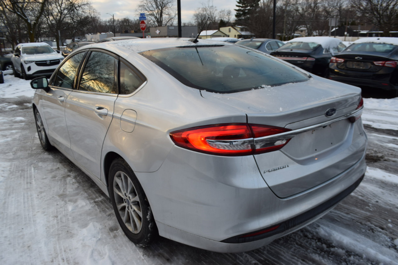 Used 2017 Ford Fusion SE image 7