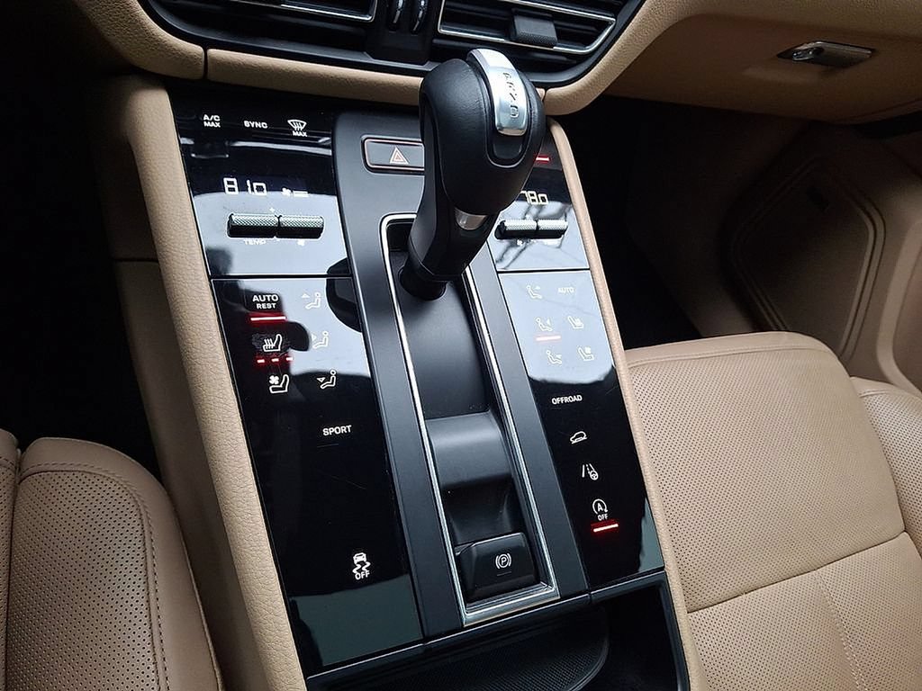 Used 2024 Porsche Macan AWD/4WD image 18