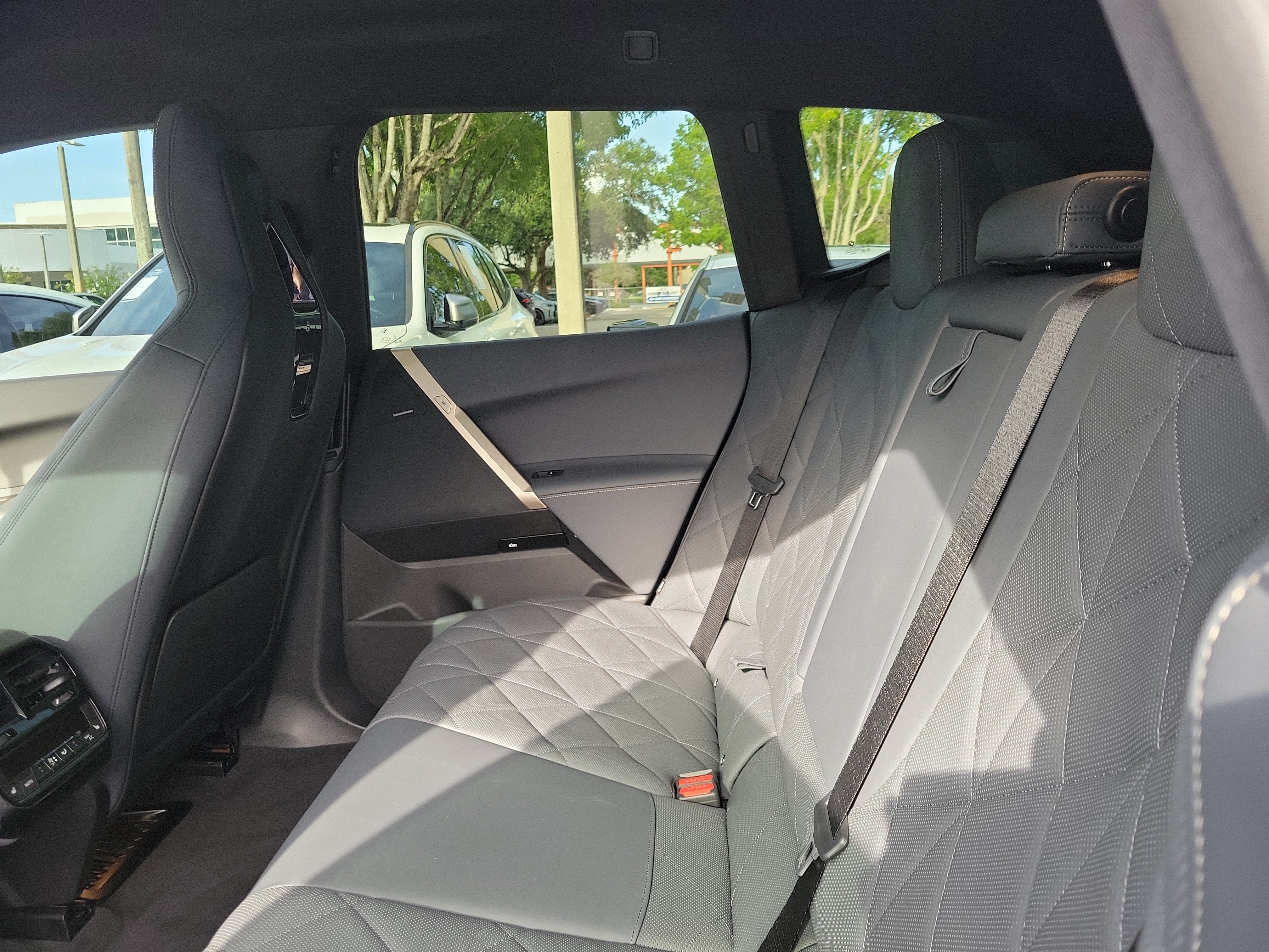 Used 2025 BMW iX xDrive50 AWD/4WD image 8