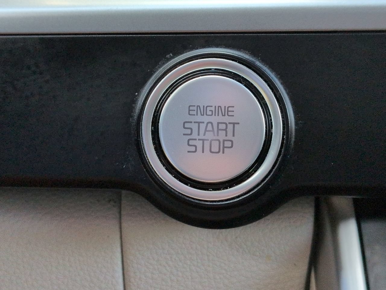 Used 2023 Kia Carnival LX FWD image 34