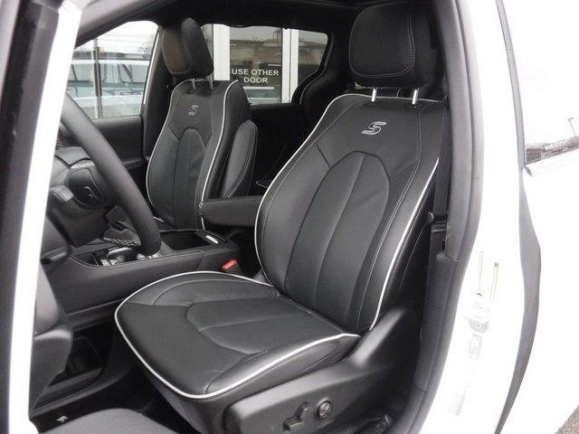 New 2026 Chrysler Pacifica Limited image 17