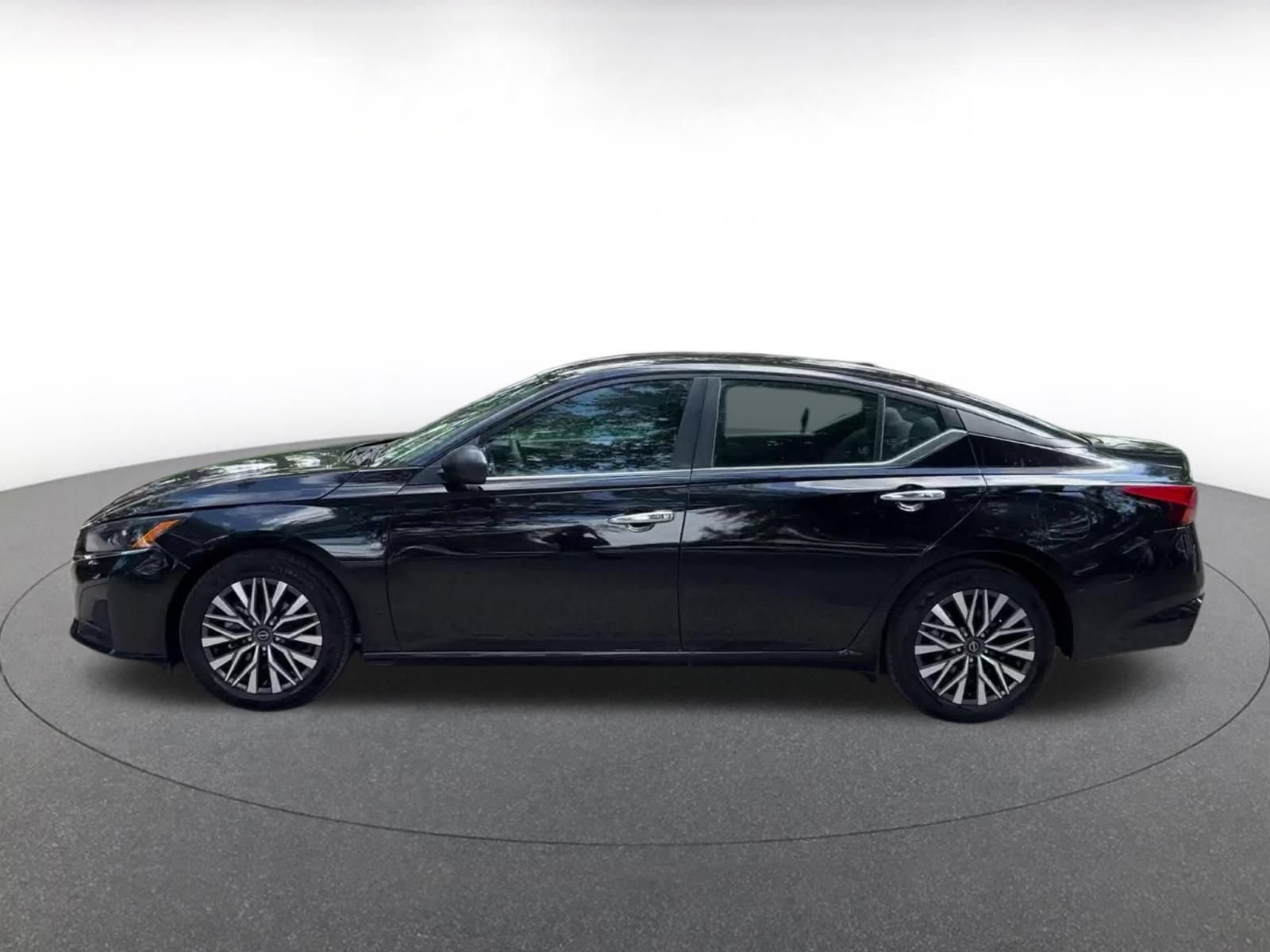 Used 2025 Nissan Altima 2.5 SV FWD image 14