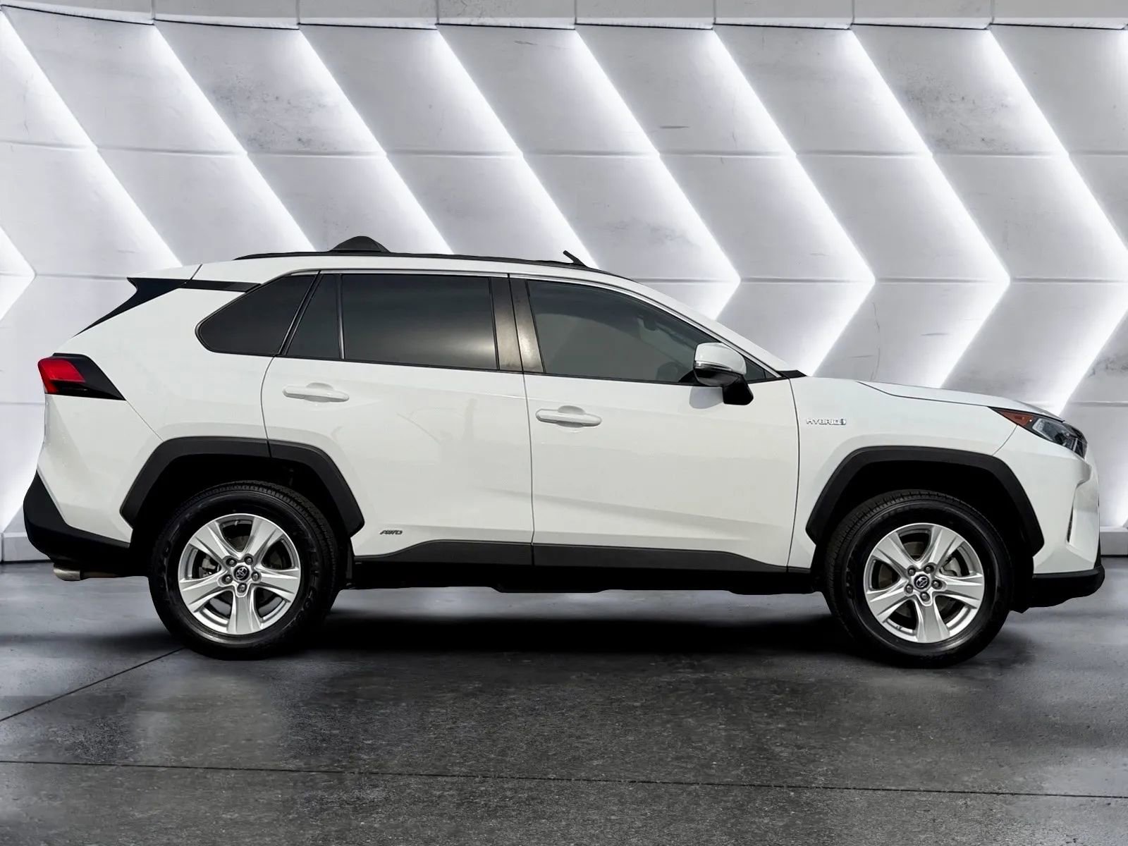 Used 2019 Toyota RAV4 XLE w/ Convenience Package image 4