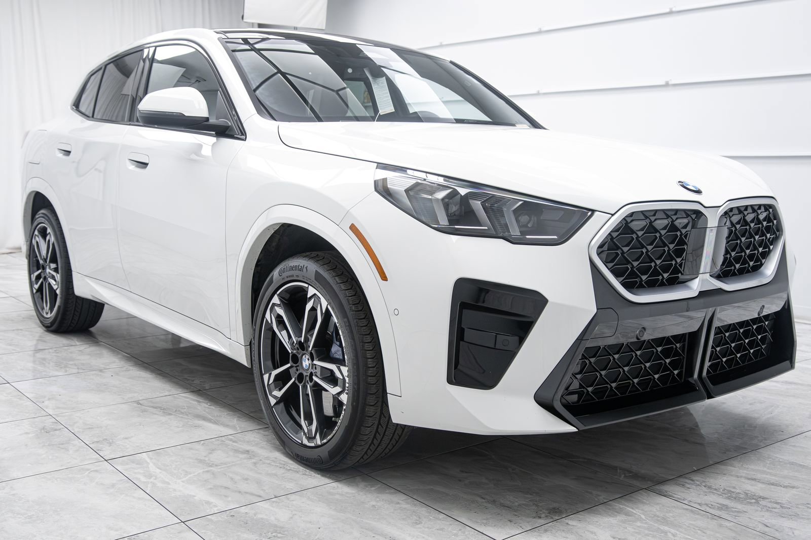 Used 2025 BMW X2 xDrive28i w/ M Sport Package AWD/4WD image 4