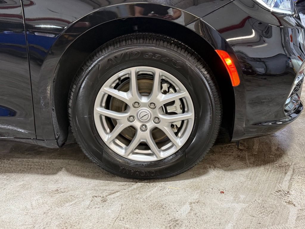 Used 2026 Chrysler Pacifica Select FWD image 42