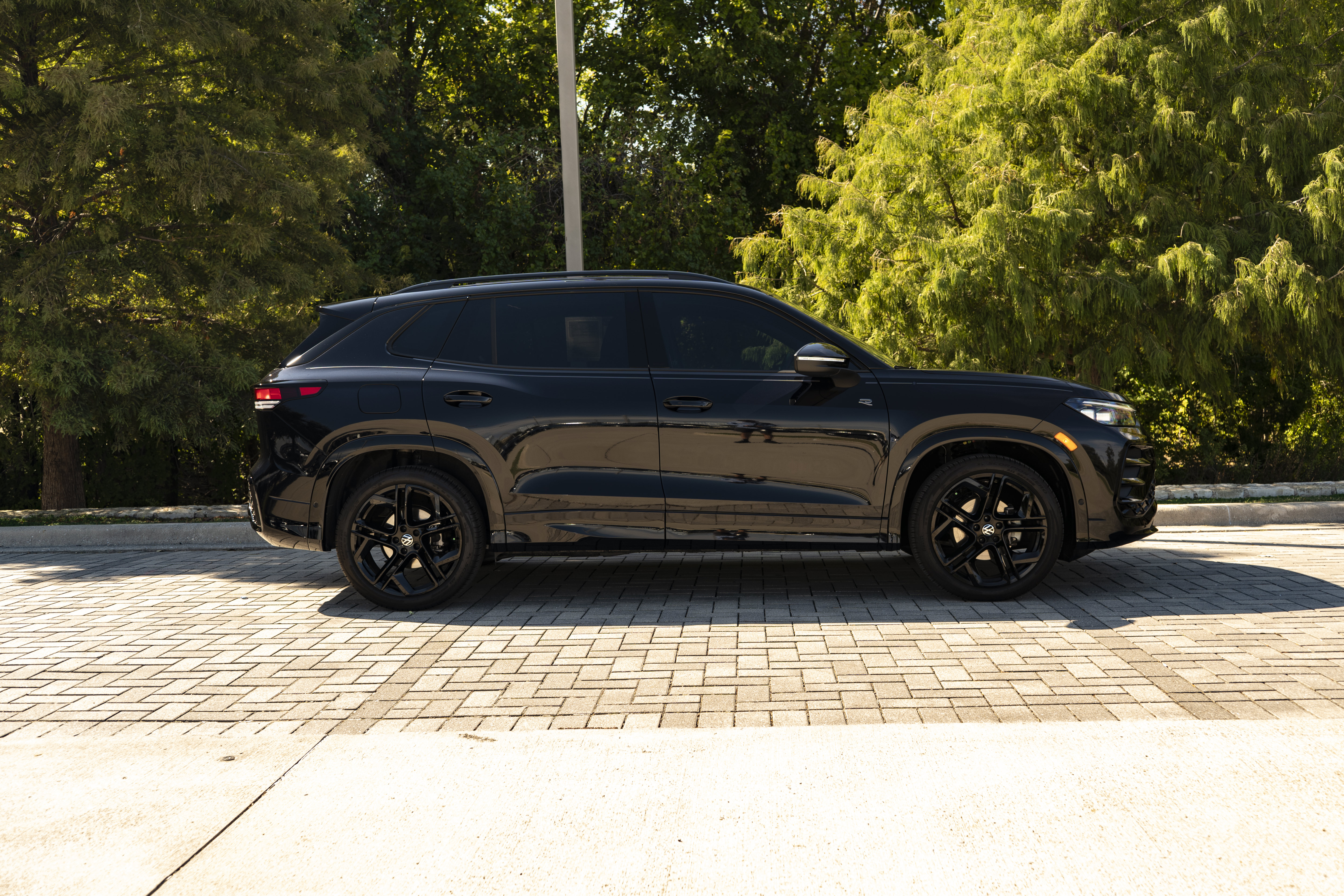 Certified 2026 Volkswagen Tiguan SE R-Line FWD image 9