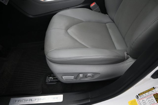 Used 2026 Toyota Highlander Limited AWD/4WD image 11