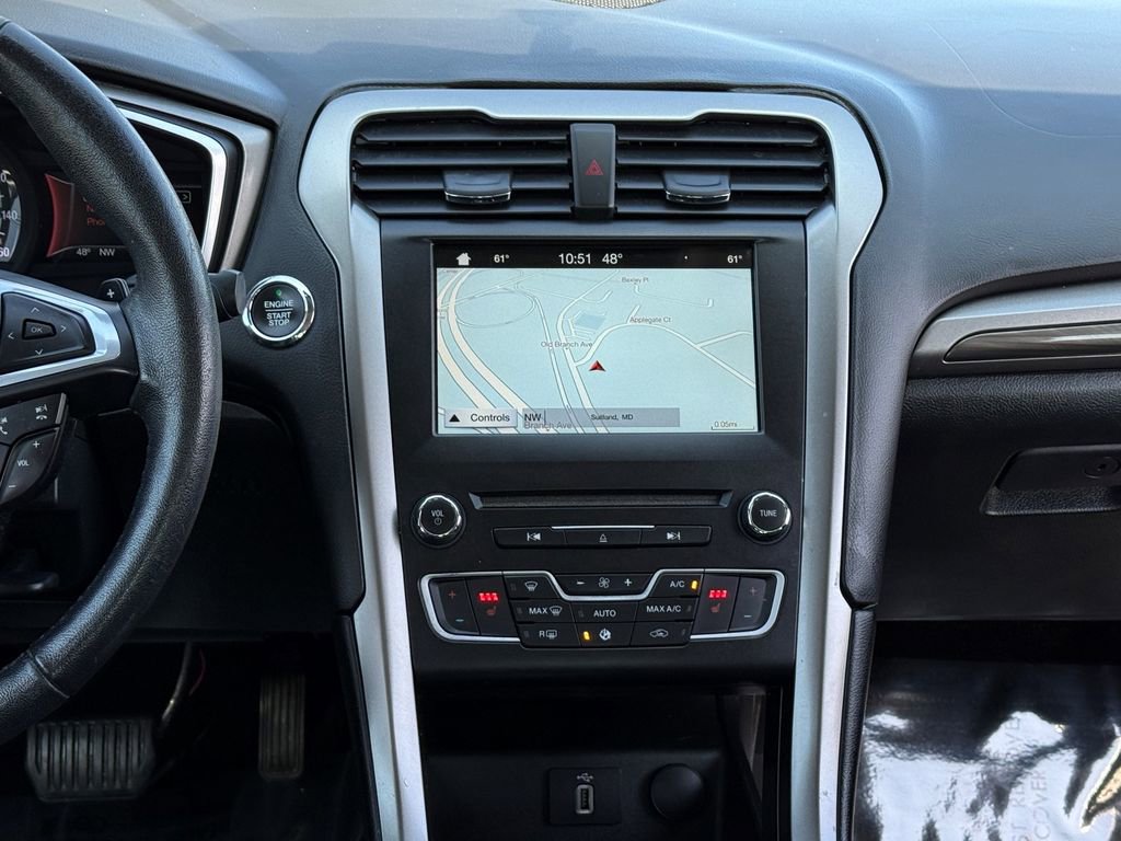 Used 2017 Ford Fusion SE w/ Fusion SE Technology Package image 16