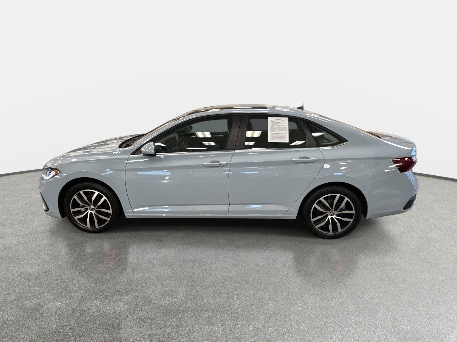 Used 2025 Volkswagen Jetta SE FWD image 8