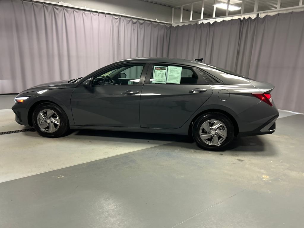 Used 2025 Hyundai Elantra SE image 4