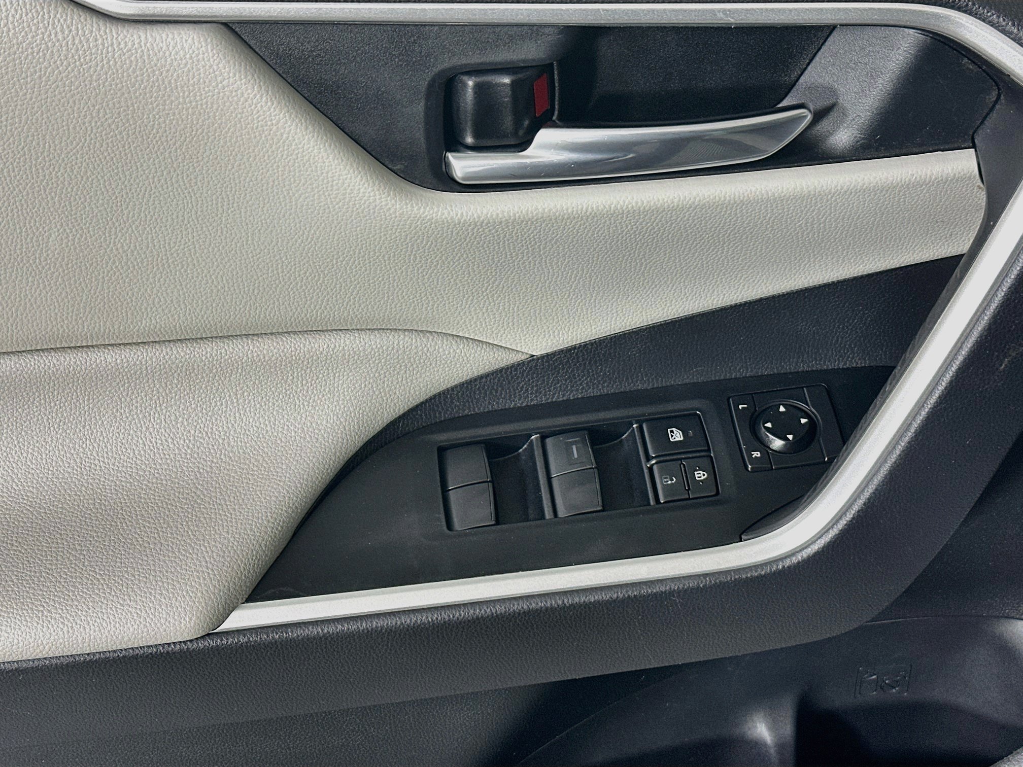 Used 2021 Toyota RAV4 XLE w/ Convenience Package FWD image 14