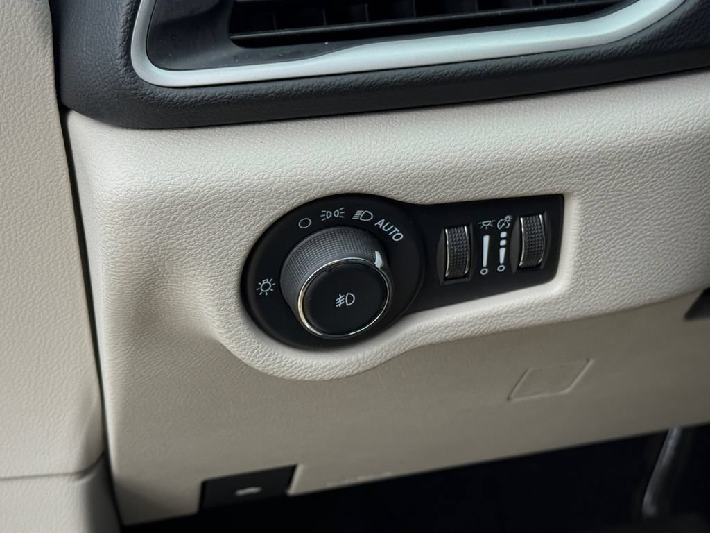 Used 2024 Chrysler Pacifica Touring-L FWD image 19
