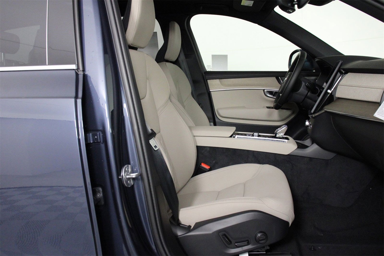 New 2026 Volvo XC90 B6 Plus w/ Protection Package Premier image 10