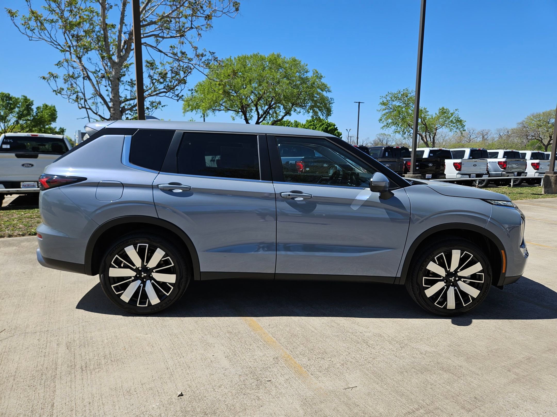New 2026 Mitsubishi Outlander FWD image 6