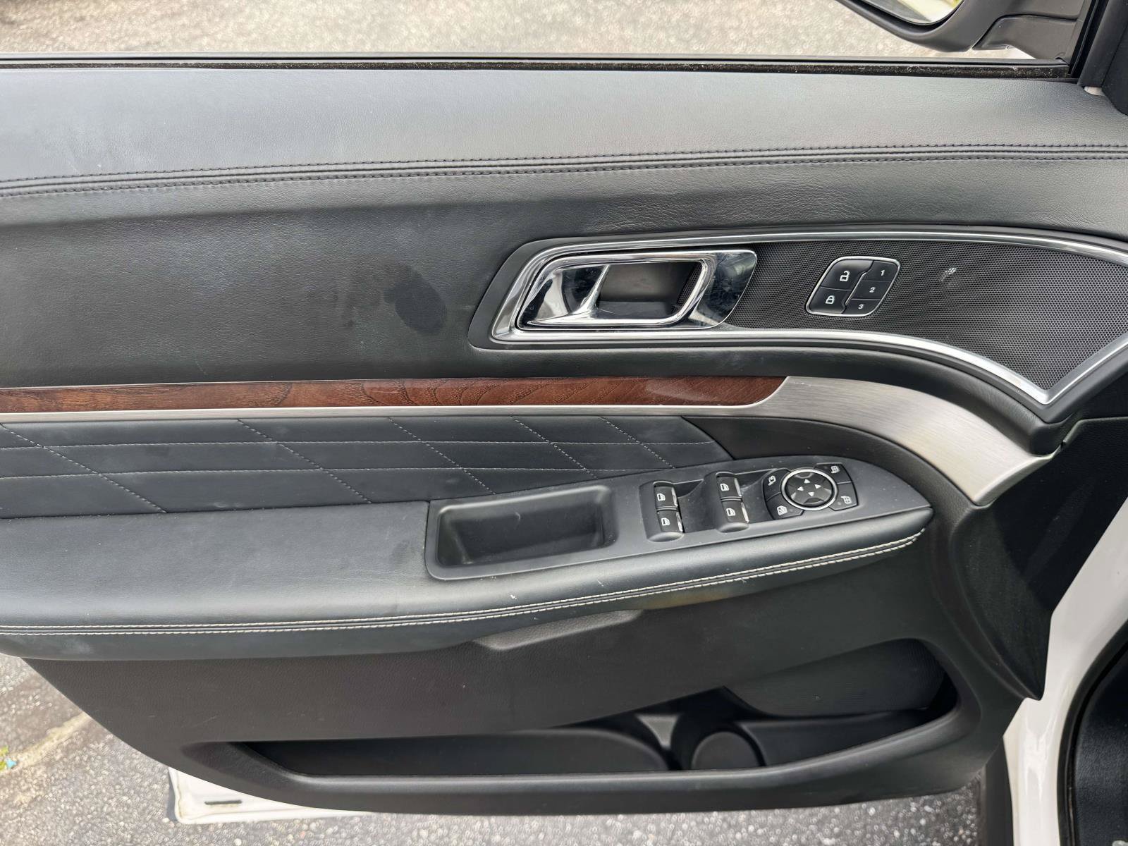 Used 2017 Ford Explorer Platinum AWD/4WD image 14