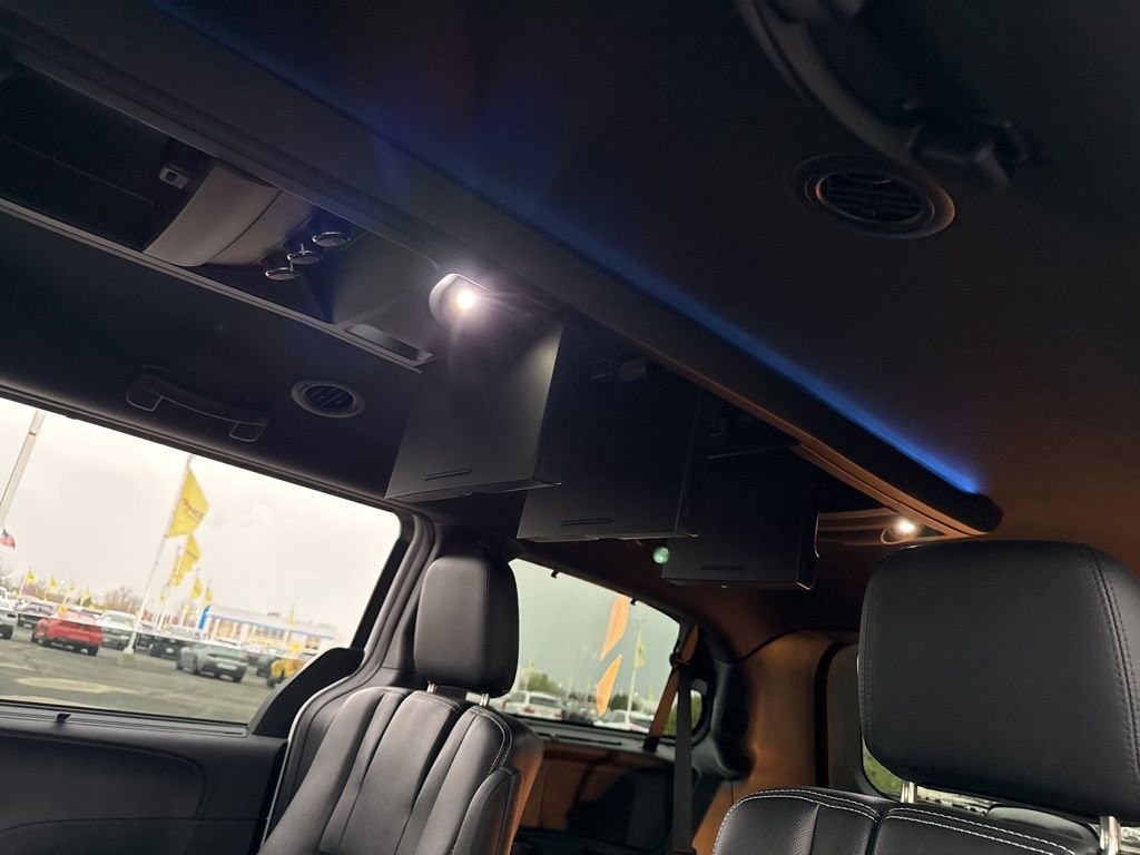 Used 2017 Dodge Grand Caravan SXT w/ Driver Convenience Group image 28