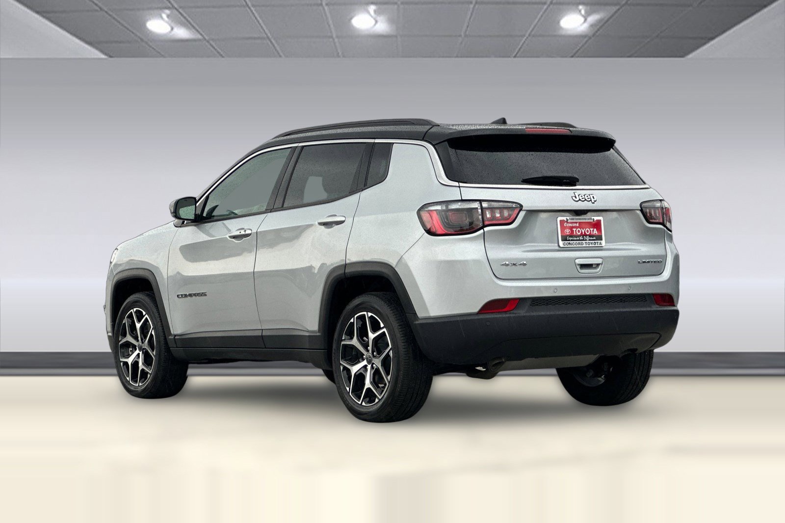 Used 2025 Jeep Compass Limited AWD/4WD image 3