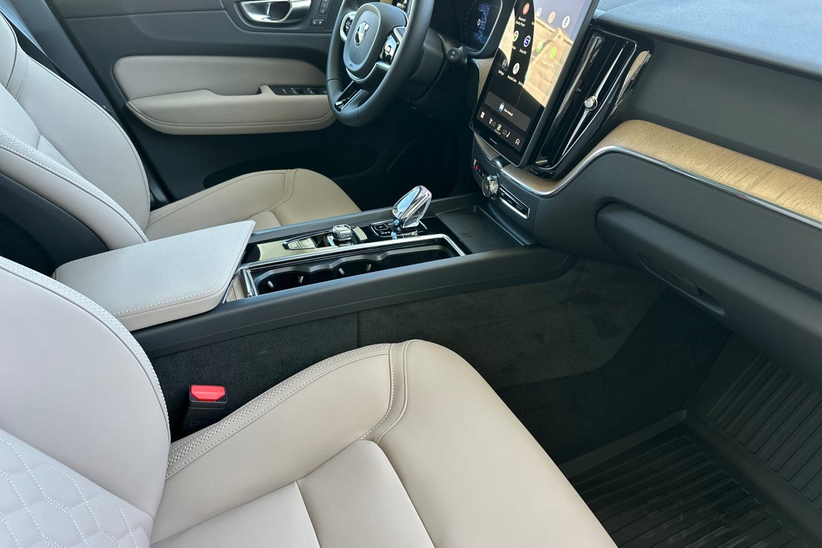 New 2026 Volvo XC60 T8 Plus w/ Climate Package AWD/4WD image 16