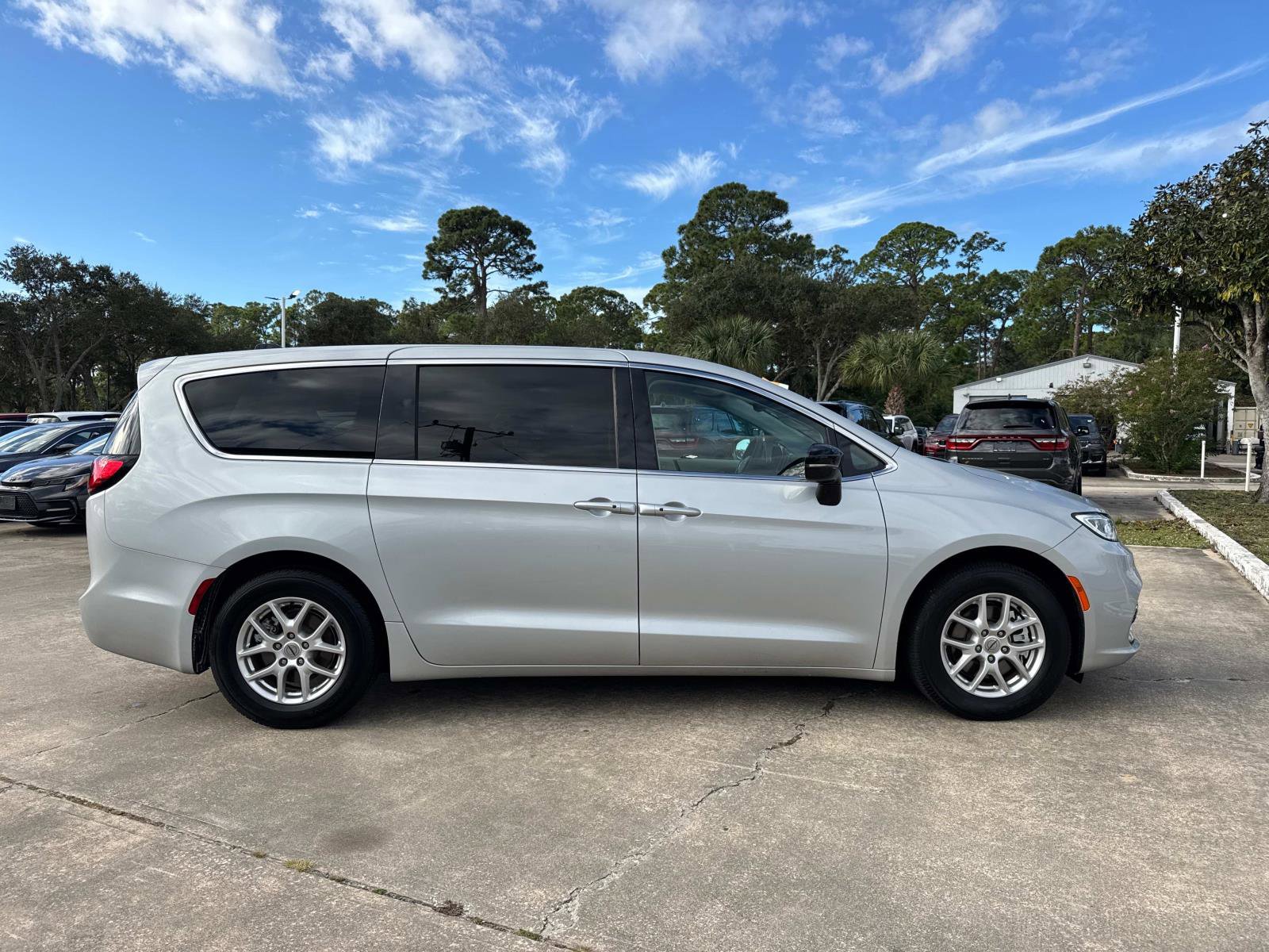 Certified 2024 Chrysler Pacifica Touring-L image 2